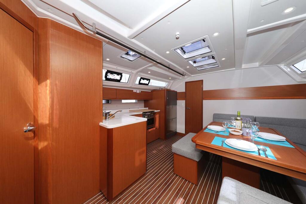Sailing yacht 
