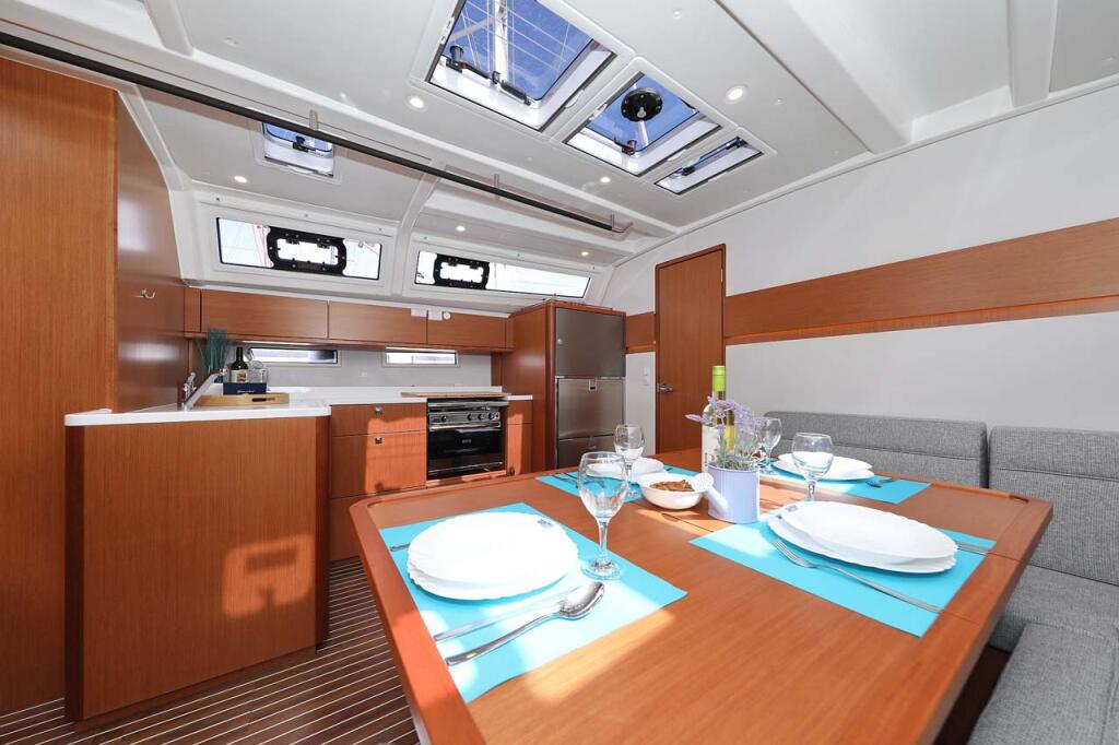 Sailing yacht 