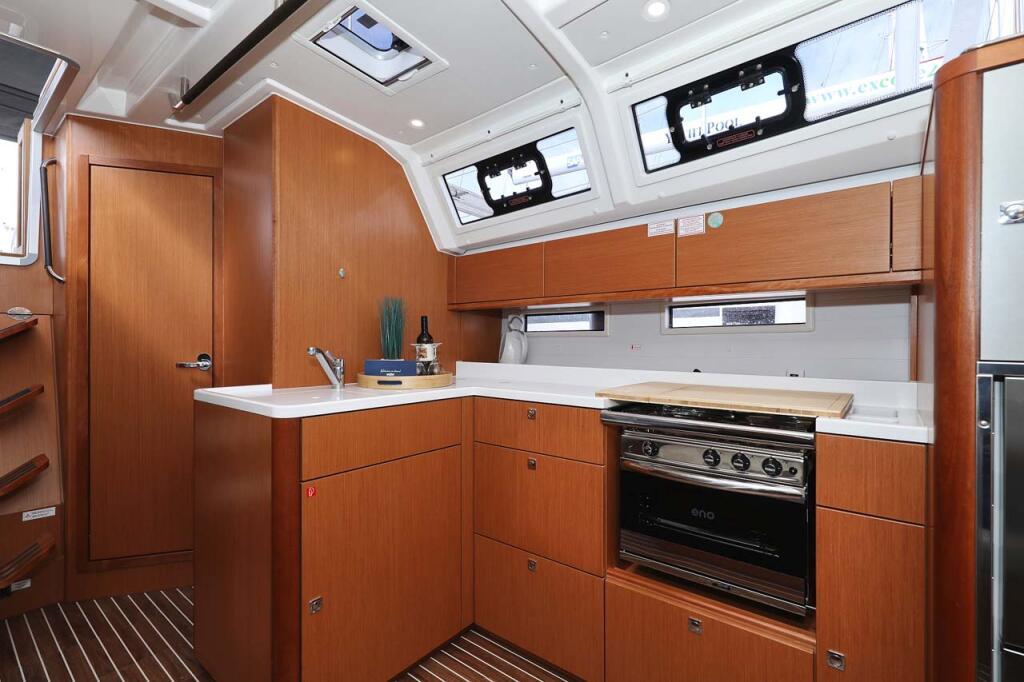 Sailing yacht 
