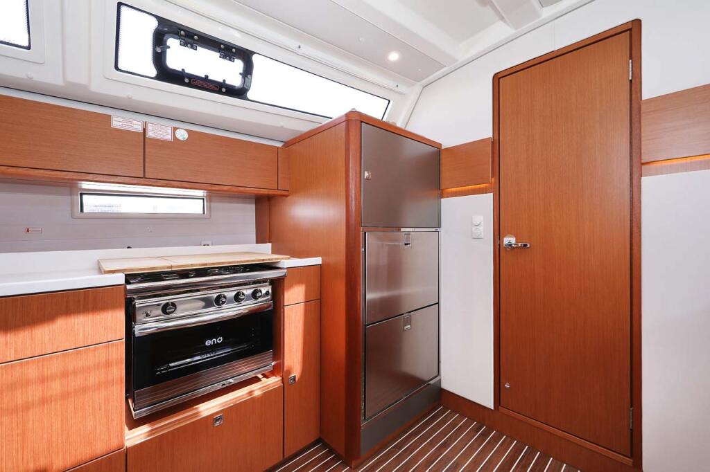 Sailing yacht 