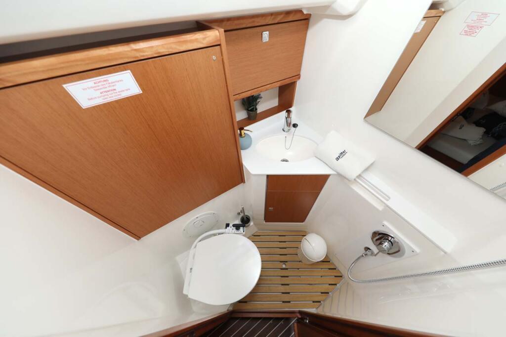 Sailing yacht 