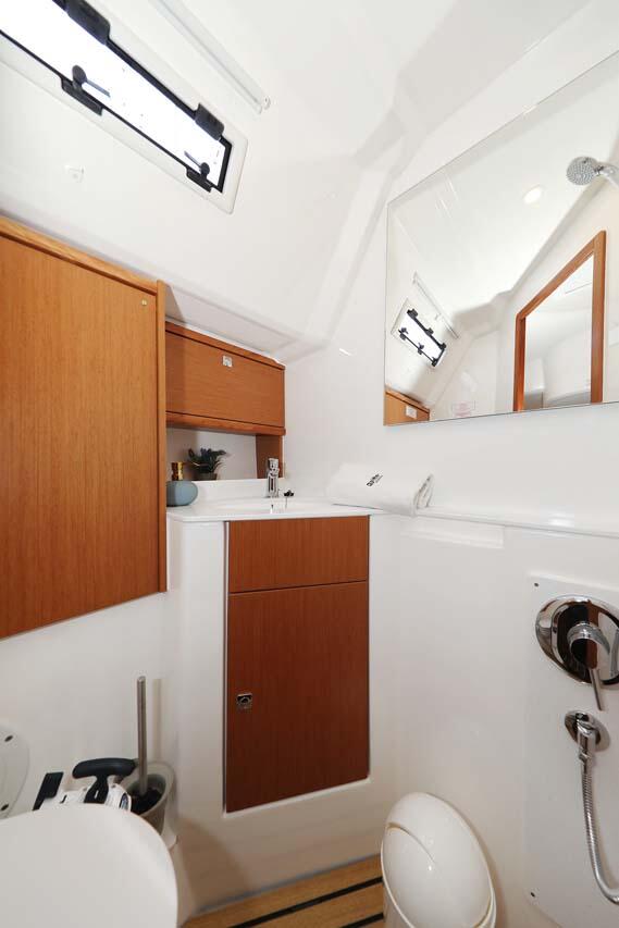 Sailing yacht 