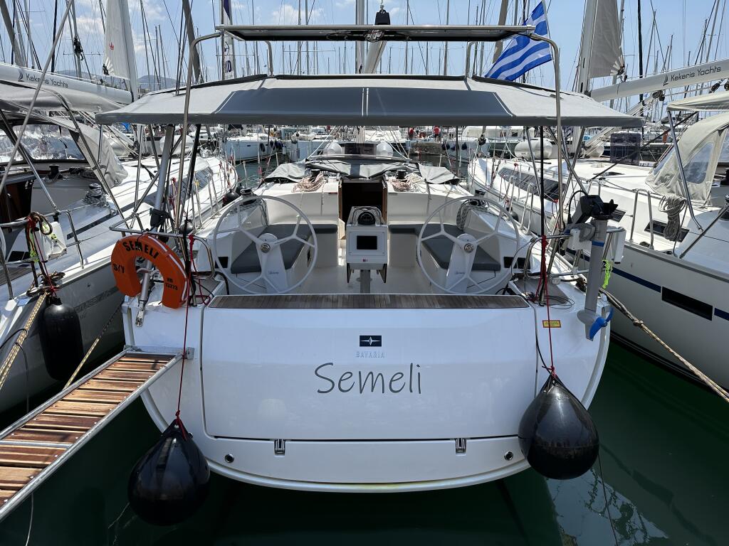 Sailing yacht 