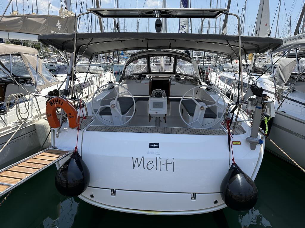 Sailing yacht 
