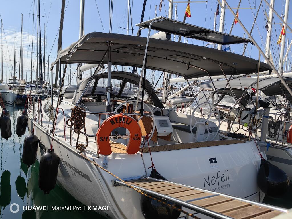 Sailing yacht 