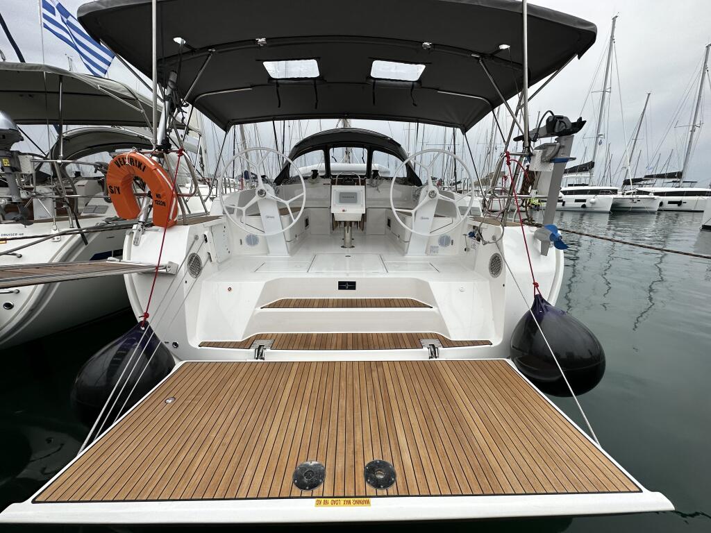 Sailing yacht 