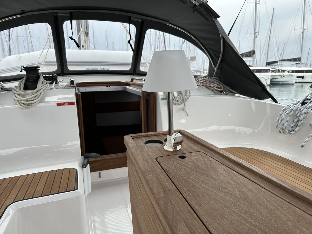 Sailing yacht 