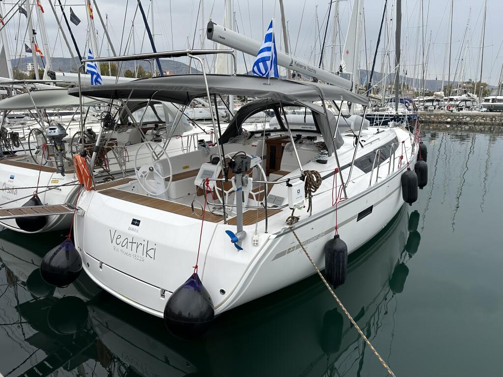 Sailing yacht 