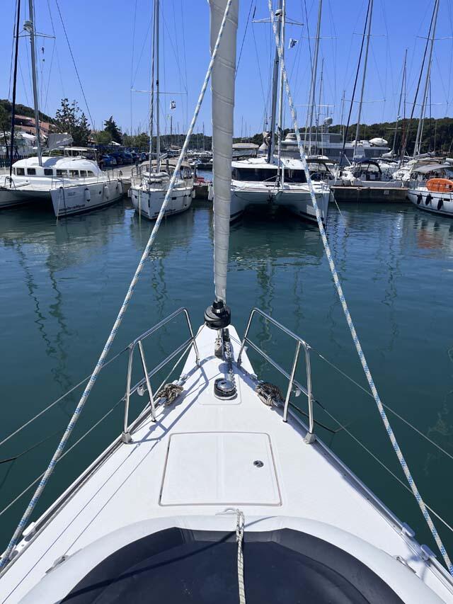 Sailing yacht 