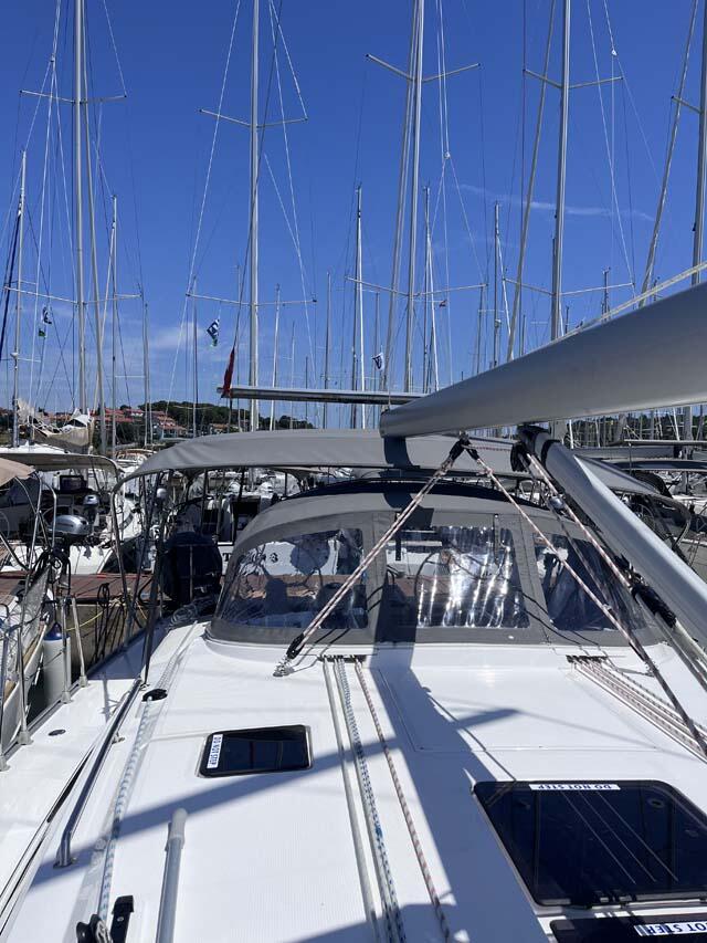 Sailing yacht 