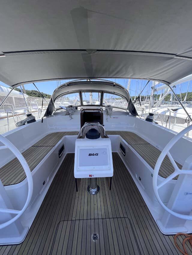 Sailing yacht 