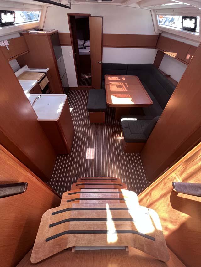 Sailing yacht 