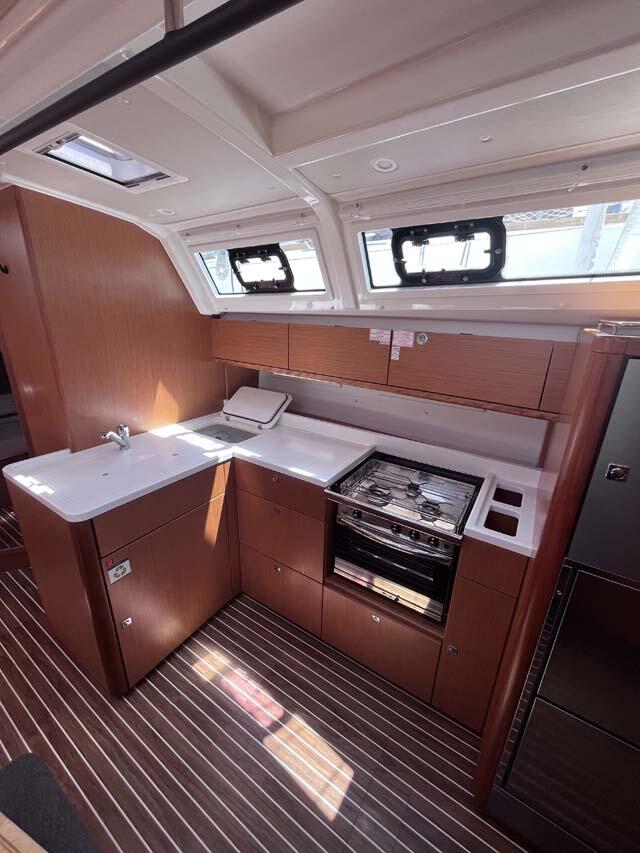 Sailing yacht 
