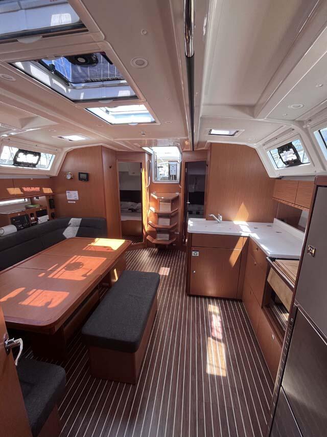 Sailing yacht 