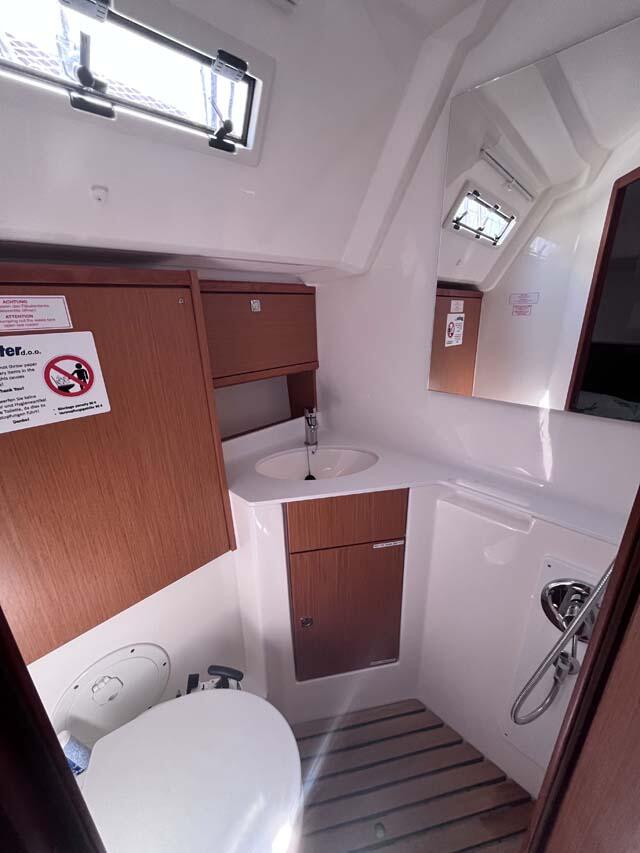 Sailing yacht 