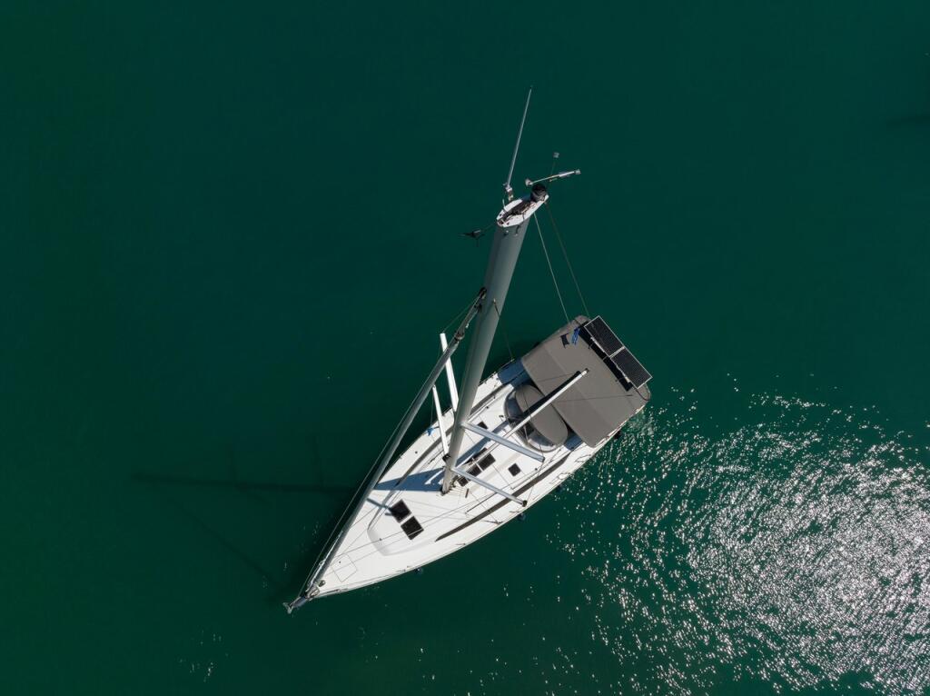 Sailing yacht 