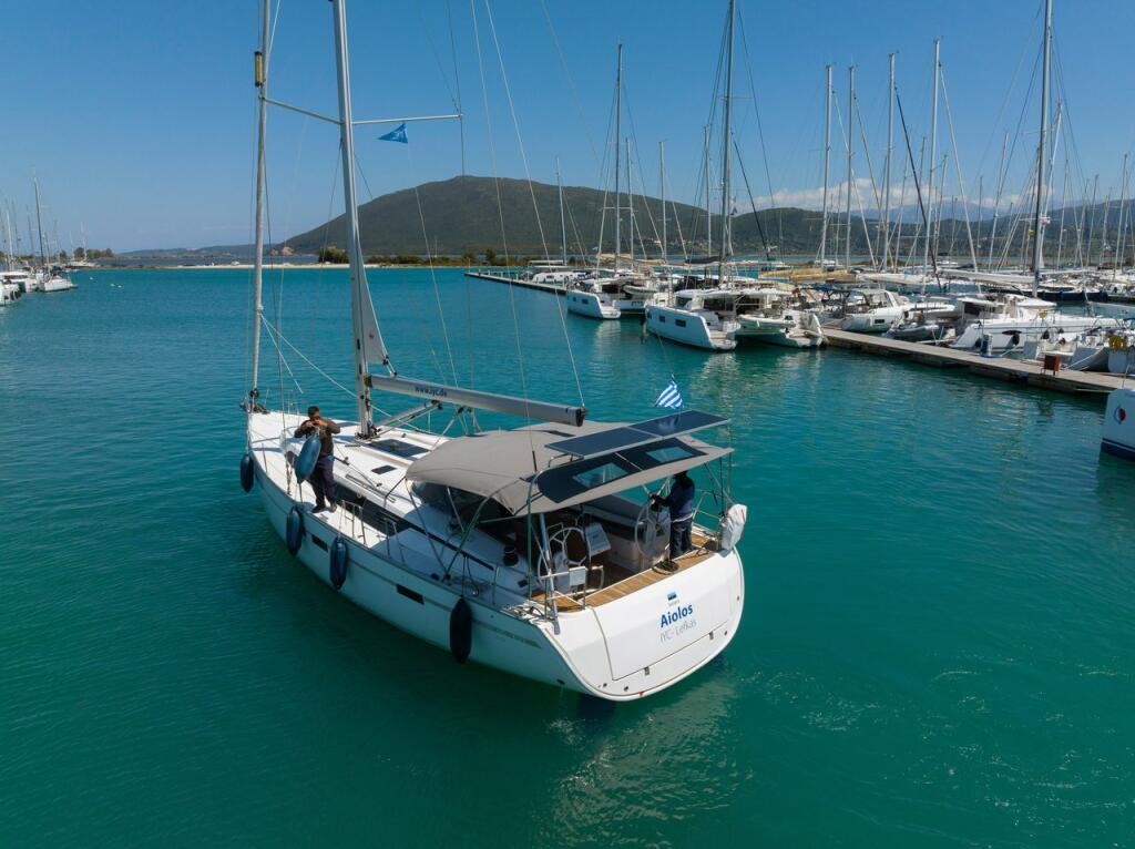 Sailing yacht 