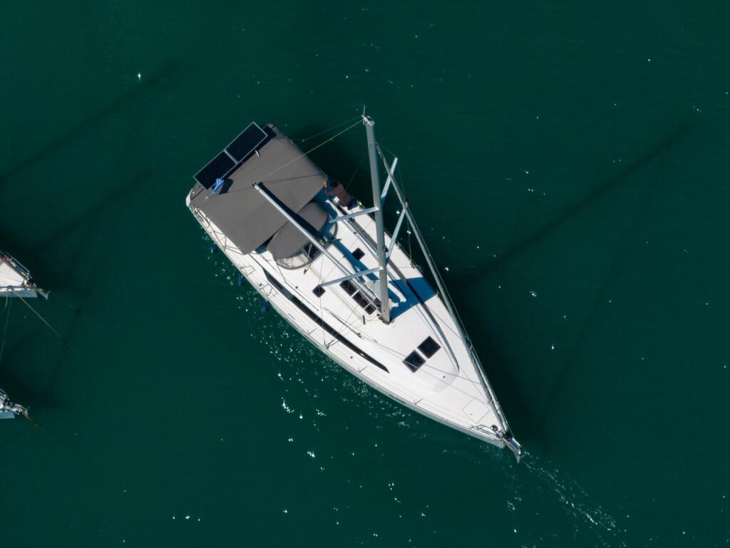 Sailing yacht 