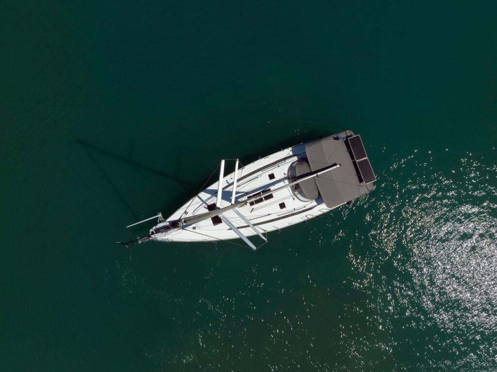 Sailing yacht 