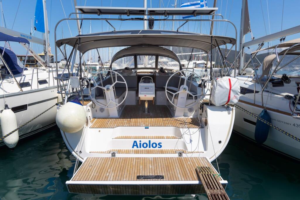 Sailing yacht 