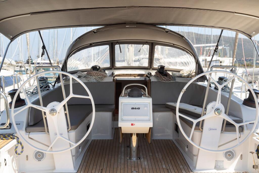 Sailing yacht 