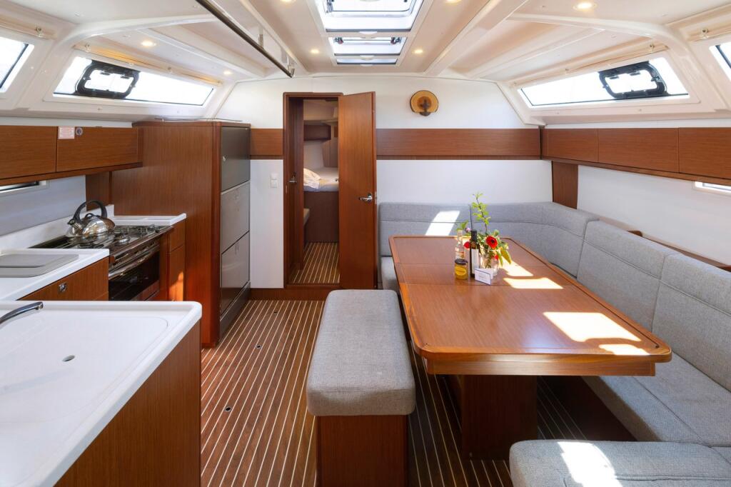 Sailing yacht 