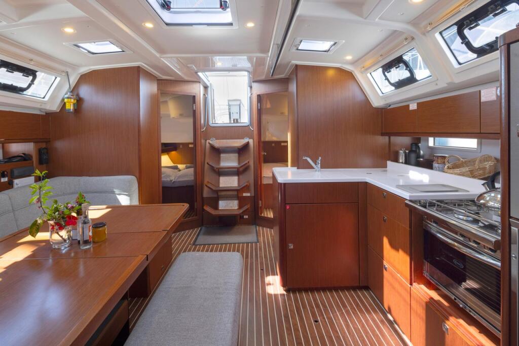 Sailing yacht 