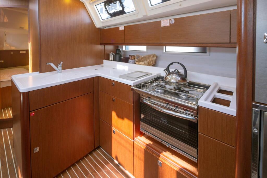 Sailing yacht 