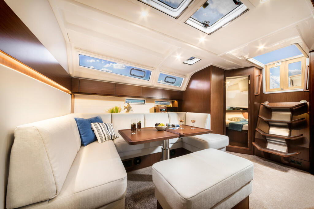 Sailing yacht 