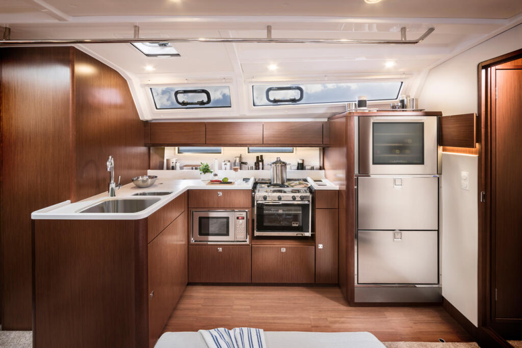 Sailing yacht 