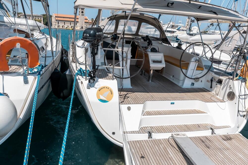 Sailing yacht 