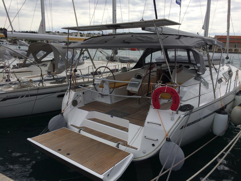 Sailing yacht 