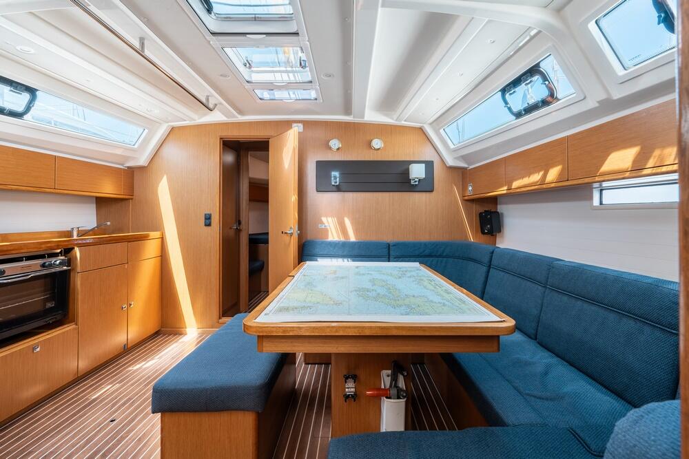Sailing yacht 