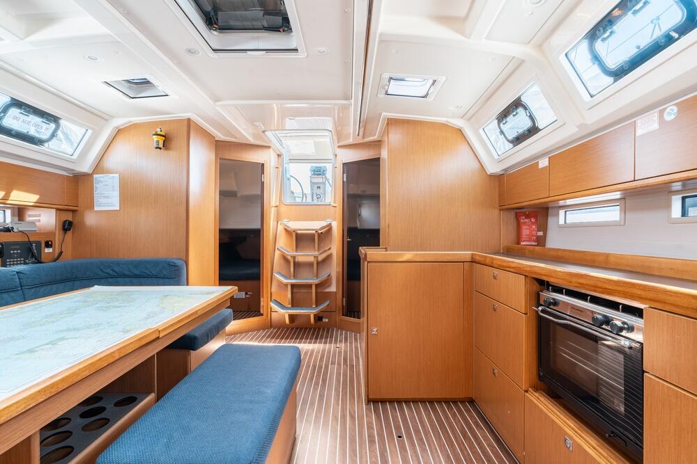 Sailing yacht 