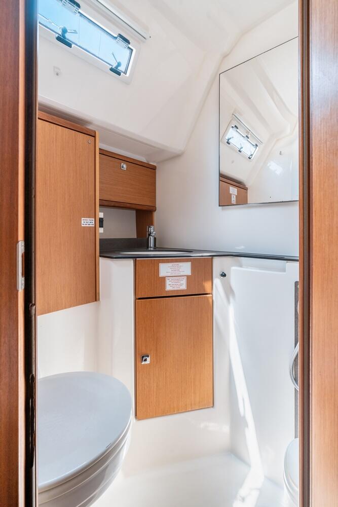 Sailing yacht 