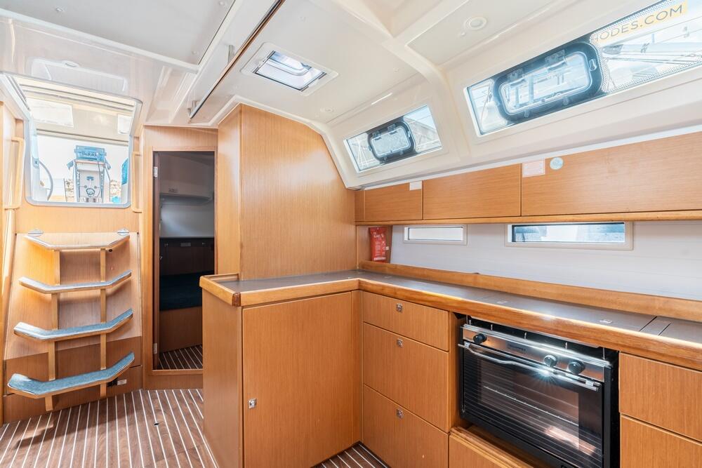 Sailing yacht 