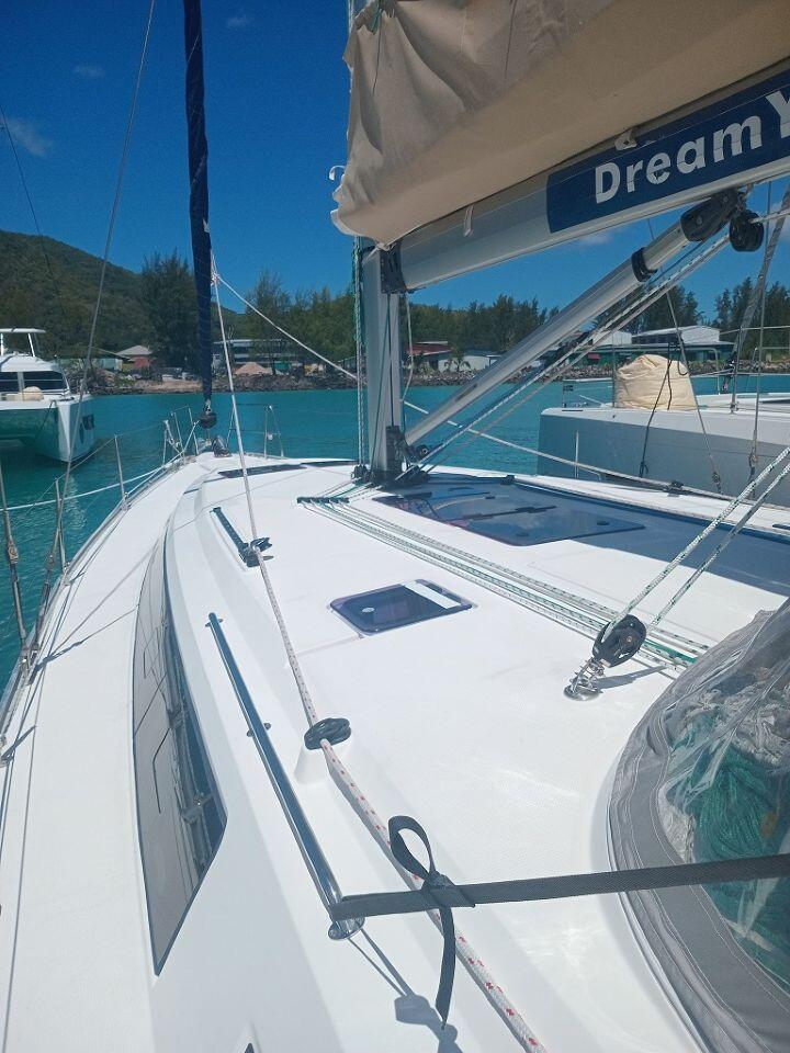 Sailing yacht 