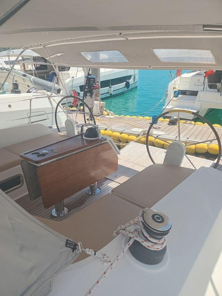 Sailing yacht 