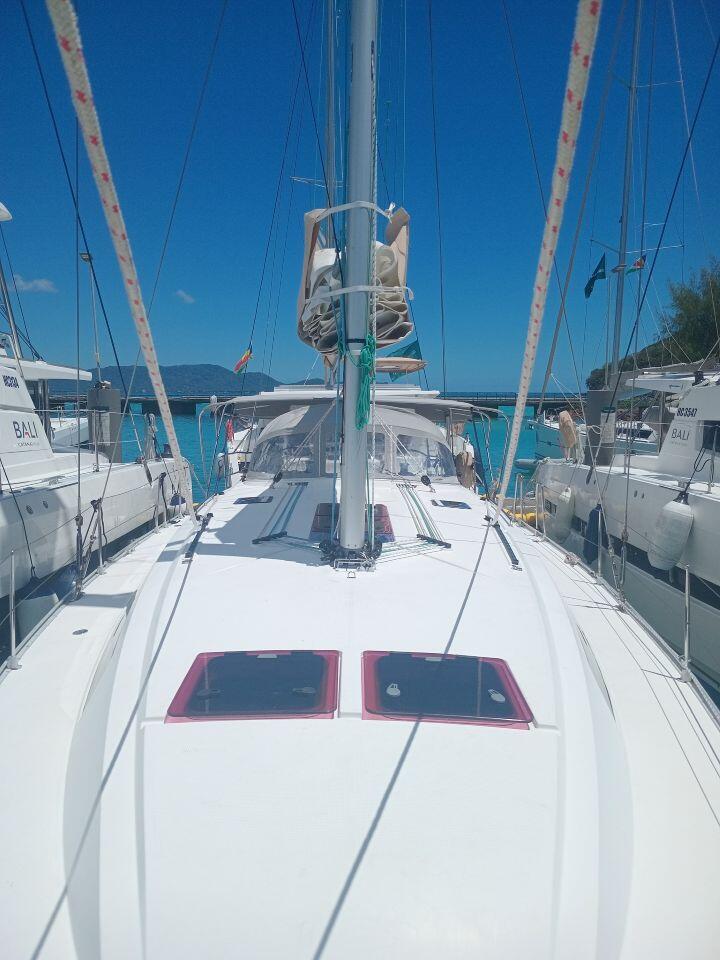 Sailing yacht 