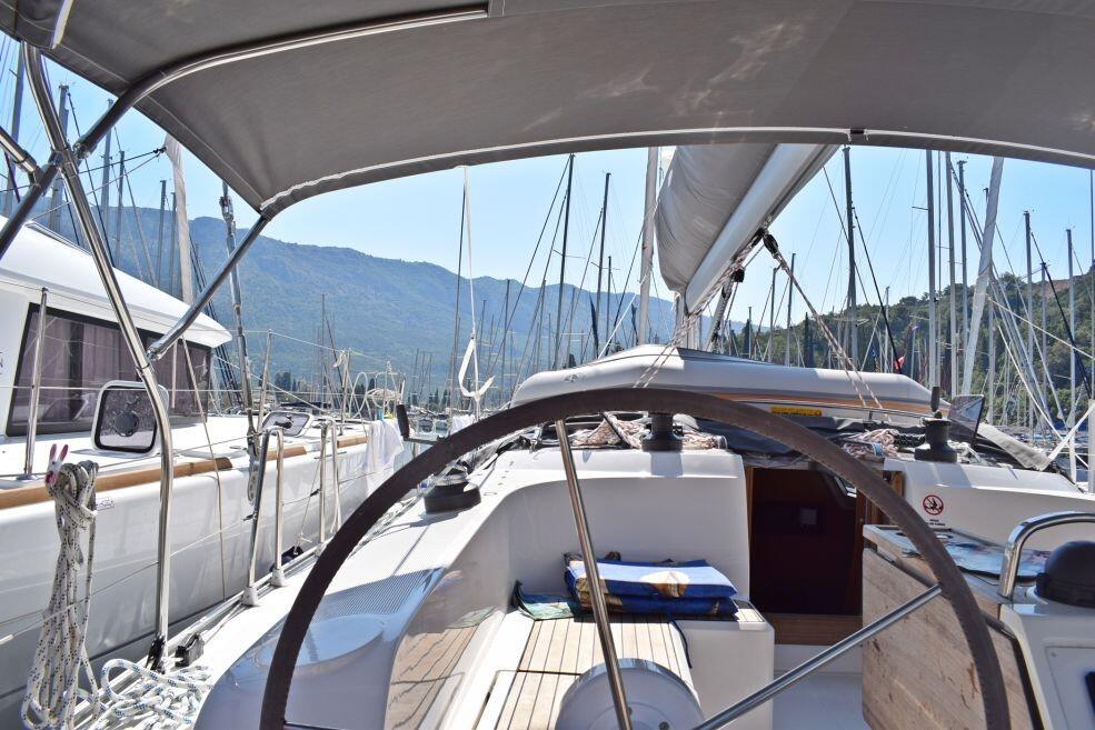 Sailing yacht 