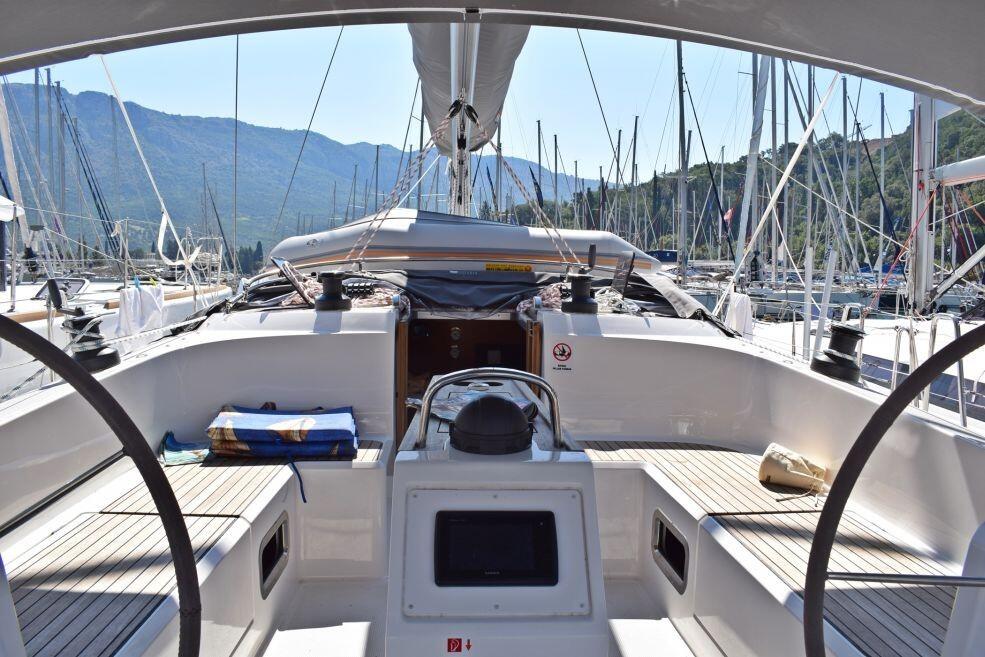 Sailing yacht 