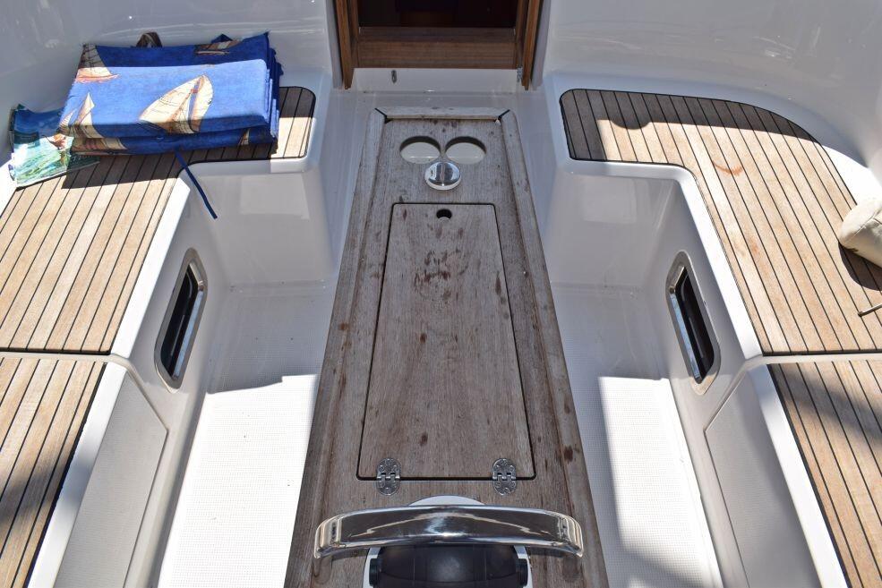 Sailing yacht 