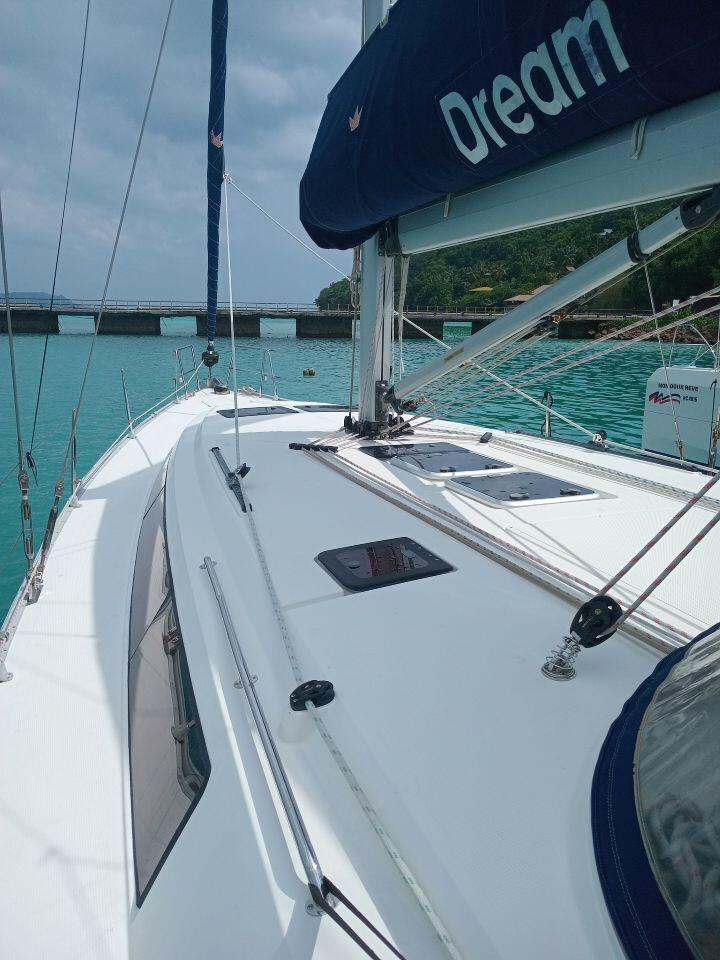 Sailing yacht 