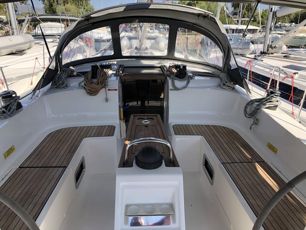 Sailing yacht 