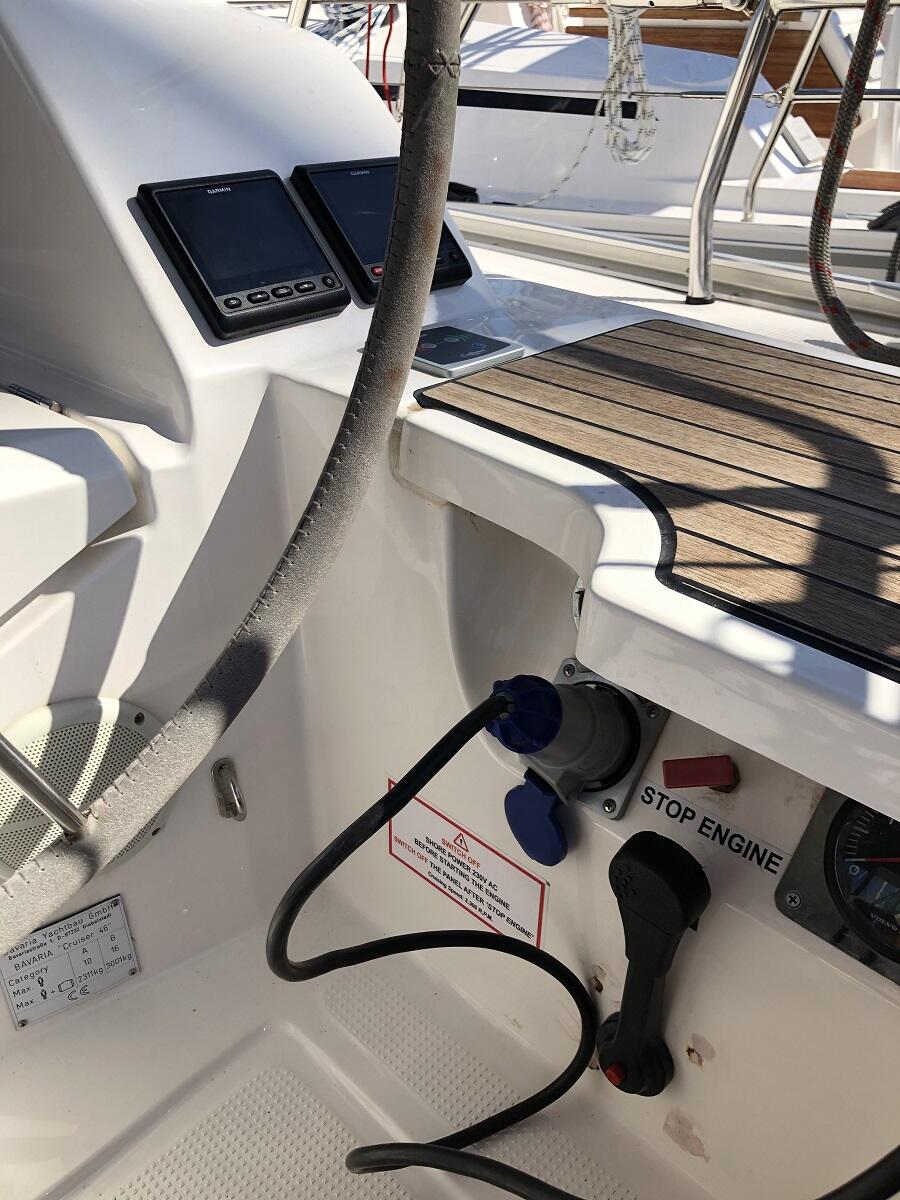 Sailing yacht 