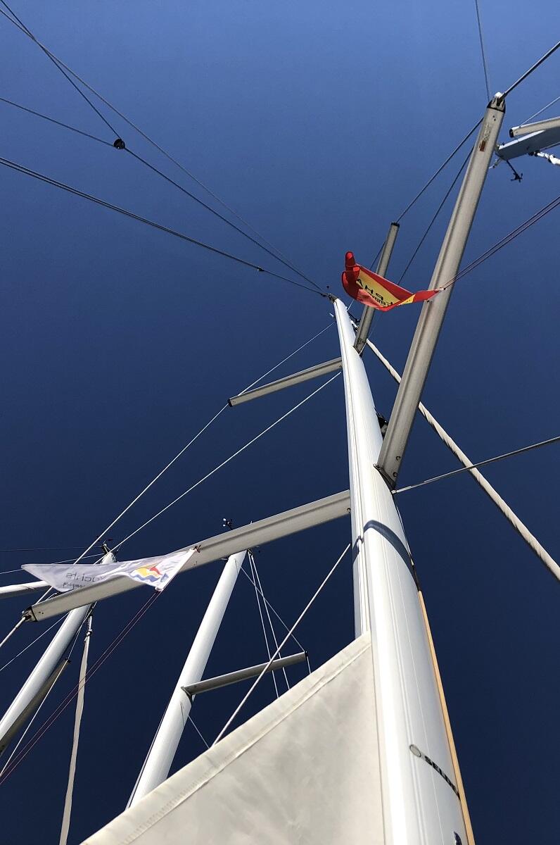 Sailing yacht 