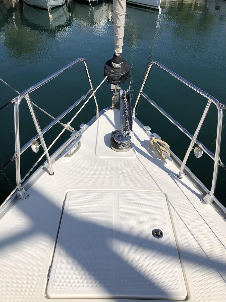 Sailing yacht 