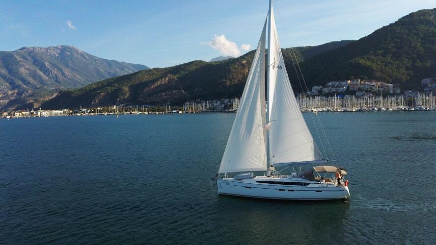 Sailing yacht 