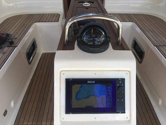 Sailing yacht 