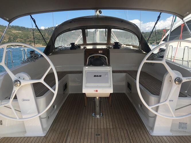 Sailing yacht 